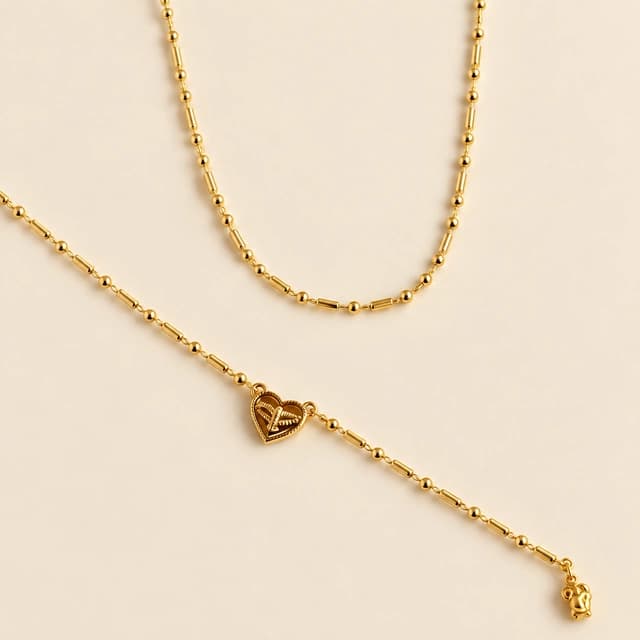 Colar dourado com pingente