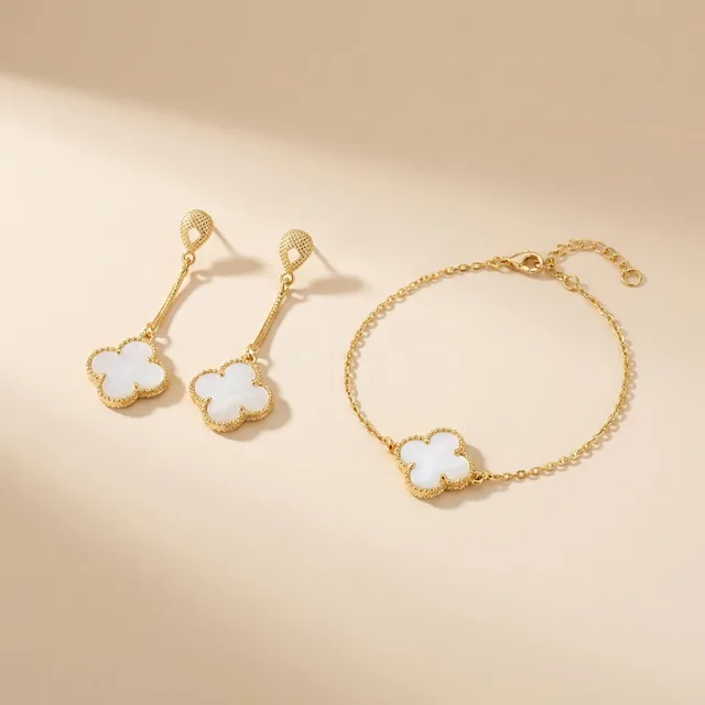 Brincos e pulseira brancos