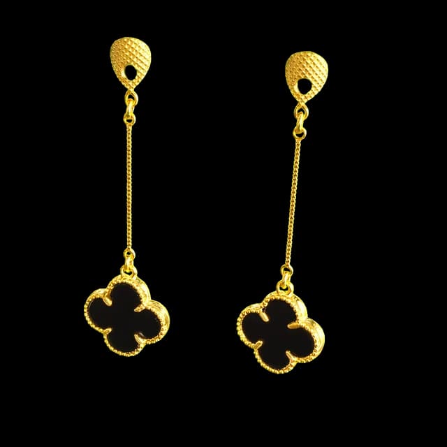 Par de brincos pendentes pretos com contorno dourado